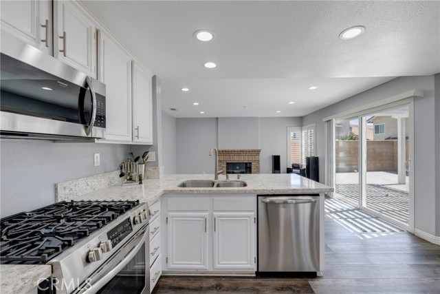KITCHEN FEATURES STAINLESS APPLIANCES.