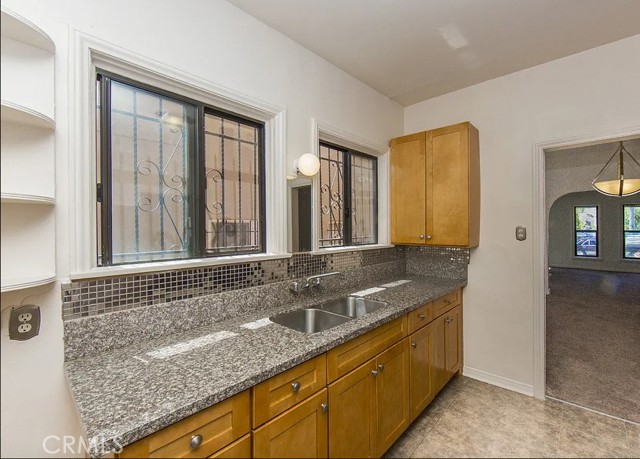 Detail Gallery Image 8 of 20 For 1082 S Redondo Bld, Los Angeles,  CA 90019 - 3 Beds | 2 Baths