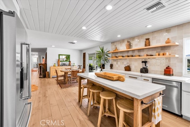 9124 Joshua Lane, Yucca Valley CA: https://media.crmls.org/medias/43306ce3-5bd1-4e1f-9822-0be53376b9ea.jpg