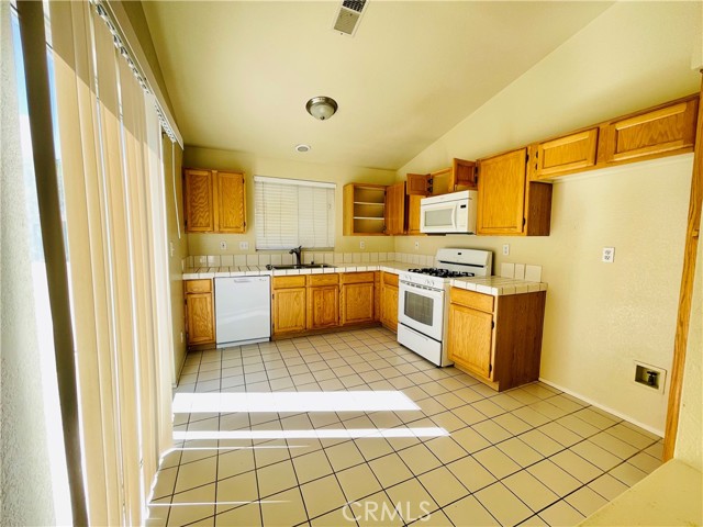 Detail Gallery Image 4 of 26 For 1942 Ivory Ave, Palmdale,  CA 93550 - 4 Beds | 2/1 Baths