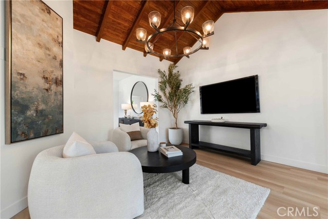 Detail Gallery Image 9 of 19 For 11333 Montana Ave, Los Angeles,  CA 90049 - 3 Beds | 2 Baths