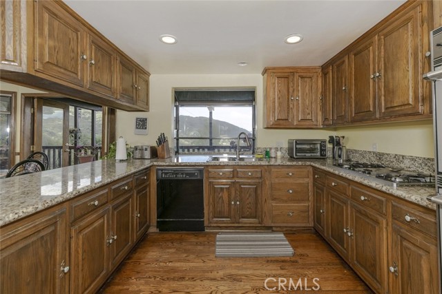 Detail Gallery Image 32 of 75 For 24300 Sylvan Glen Rd, Calabasas,  CA 91302 - 5 Beds | 3 Baths