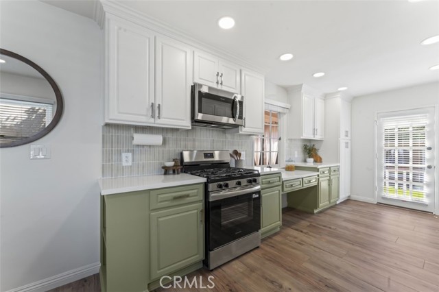 Detail Gallery Image 8 of 44 For 17008 Hartland St, Lake Balboa,  CA 91406 - 4 Beds | 2 Baths