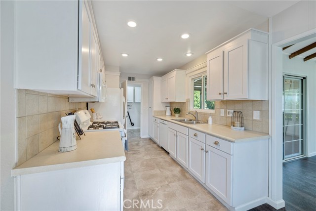 228 W OLD MILL, Corona CA: https://media.crmls.org/medias/4342679f-a8b0-41a7-a05a-8db7cdb56e6c.jpg