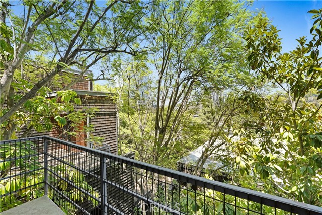 Detail Gallery Image 18 of 26 For 3884 Fredonia Dr #F,  Los Angeles,  CA 90068 - 2 Beds | 3 Baths