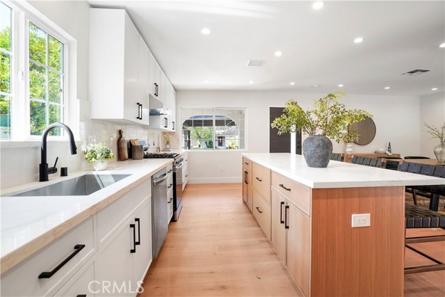 Detail Gallery Image 7 of 46 For 18324 Sylvan St, Tarzana,  CA 91335 - 4 Beds | 2 Baths