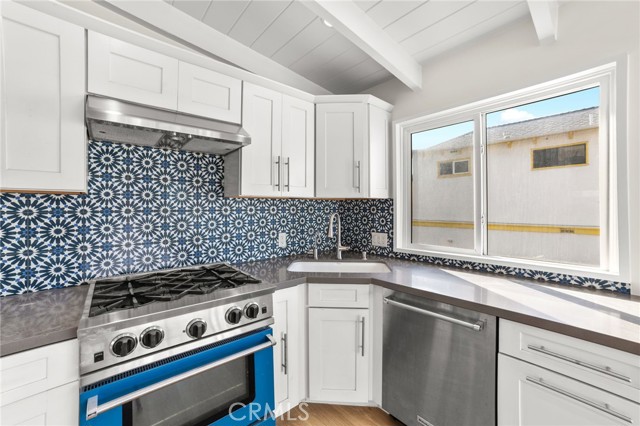 Detail Gallery Image 11 of 28 For 112 36th, Manhattan Beach,  CA 90266 - 3 Beds | 1 Baths