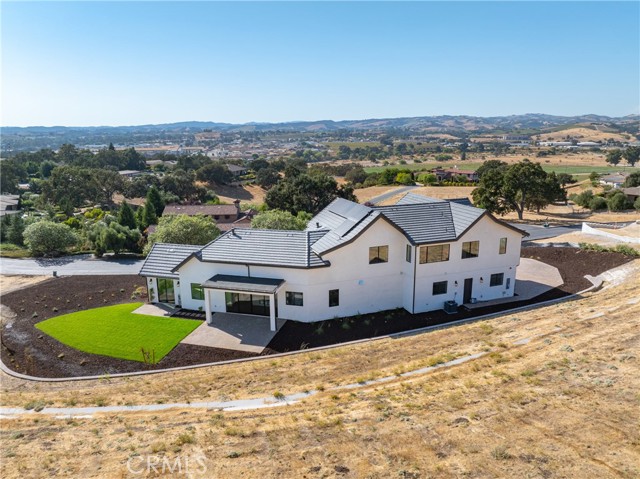 Detail Gallery Image 3 of 75 For 2480 Iron Stone Loop, Templeton,  CA 93465 - 4 Beds | 4 Baths