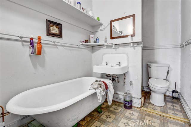 1470 W Adams Boulevard, Los Angeles CA: https://media.crmls.org/medias/4349281c-410a-4b94-8e2c-79ff247e81c3.jpg