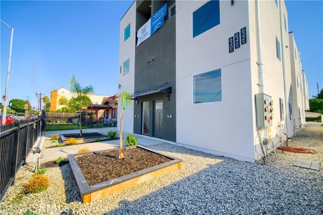 Detail Gallery Image 2 of 17 For 630 E Adams Bld, Los Angeles,  CA 90011 - 4 Beds | 2/1 Baths