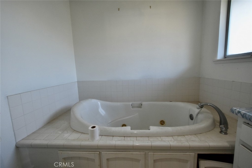 https://media.crmls.org/medias/435254de-2361-48b4-94e3-11cdff7cf753.jpg?preset=X-Large