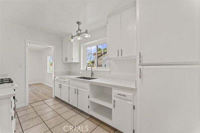 Detail Gallery Image 6 of 32 For 14722 Strathern, Panorama City,  CA 91402 - 5 Beds | 3 Baths