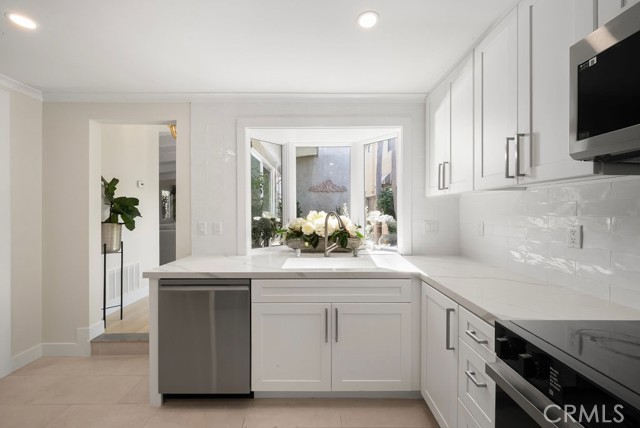 Detail Gallery Image 14 of 45 For 410 Acacia Ave #1/2,  Corona Del Mar,  CA 92657 - 3 Beds | 3 Baths