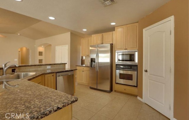 Detail Gallery Image 6 of 23 For 19904 Talihina Rd, Apple Valley,  CA 92307 - 3 Beds | 2/1 Baths