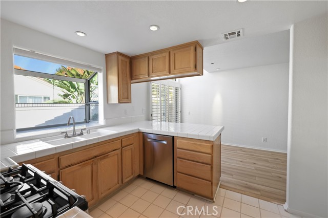 Detail Gallery Image 9 of 42 For 852 Vista Arriago, Camarillo,  CA 93012 - 3 Beds | 2/1 Baths