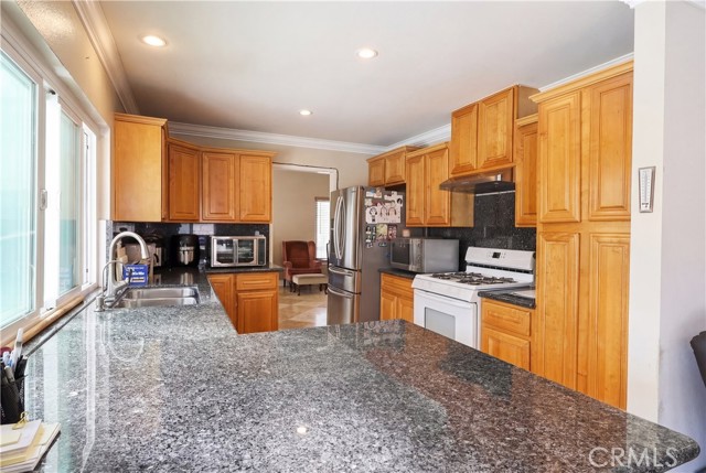 Detail Gallery Image 9 of 19 For 2525 S Manitoba, Santa Ana,  CA 92704 - 4 Beds | 2/1 Baths