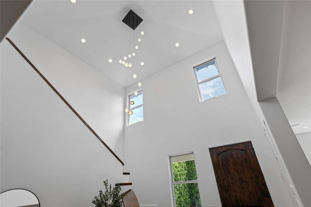 Detail Gallery Image 19 of 44 For 3496 Redwood Ave, Los Angeles,  CA 90066 - 4 Beds | 4/1 Baths