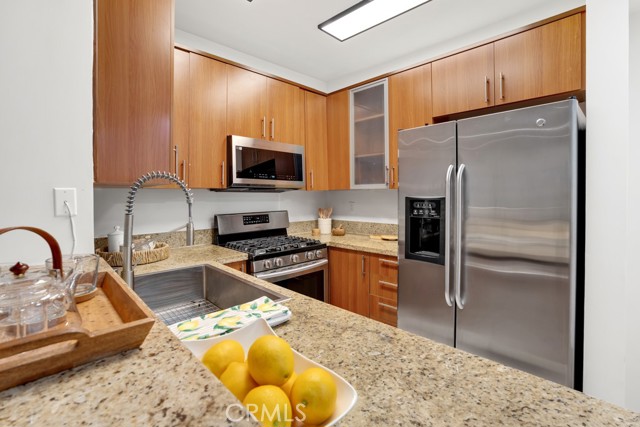 Detail Gallery Image 8 of 27 For 620 S Gramercy #338,  Los Angeles,  CA 90005 - 2 Beds | 2 Baths