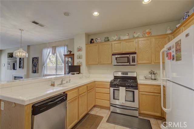 Detail Gallery Image 9 of 33 For 1349 Haddington Dr, Riverside,  CA 92507 - 3 Beds | 2 Baths