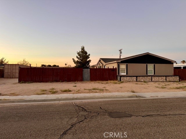 Detail Gallery Image 2 of 6 For 1320 W Benson Ave, Ridgecrest,  CA 93555 - 4 Beds | 3 Baths