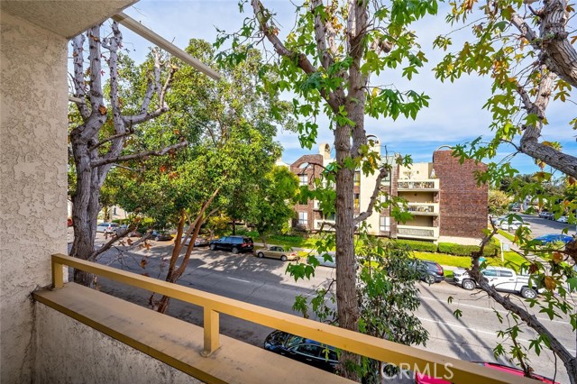 645 Chestnut Avenue, Long Beach CA: https://media.crmls.org/medias/4366ce07-860d-4017-9b11-49322b1ea0df.jpg