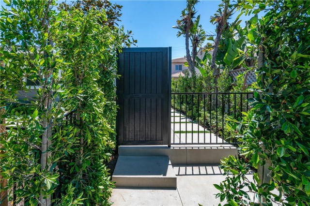 1022 Grant Street, Santa Monica CA: https://media.crmls.org/medias/4367340a-114b-49e0-8284-d1bc69122fc2.jpg