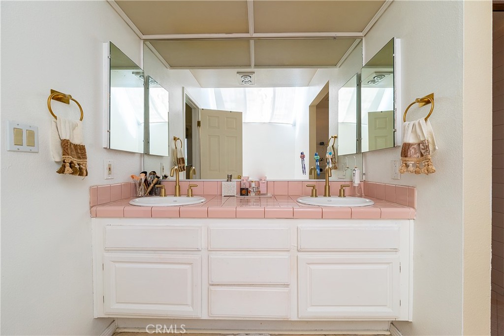 https://media.crmls.org/medias/4367973b-6881-4ab2-9a90-ca430c61a5e1.jpg?preset=X-Large