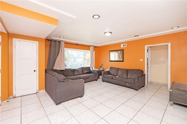 Detail Gallery Image 7 of 34 For 2422 N Forest, Santa Ana,  CA 92706 - 4 Beds | 1 Baths