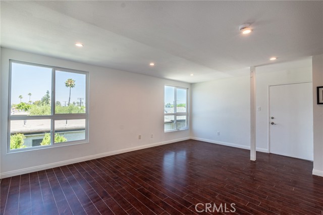 Detail Gallery Image 5 of 25 For 6155 Reseda #4,  Tarzana,  CA 91335 - 3 Beds | 2 Baths