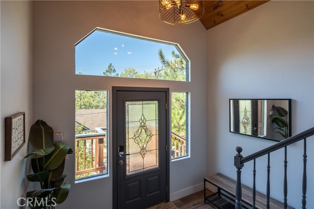 Detail Gallery Image 4 of 36 For 1315 Sequoia Dr, Lake Arrowhead,  CA 92352 - 3 Beds | 2 Baths