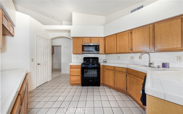 Detail Gallery Image 10 of 27 For 1983 Tamarack Ln, Hemet,  CA 92545 - 3 Beds | 2 Baths