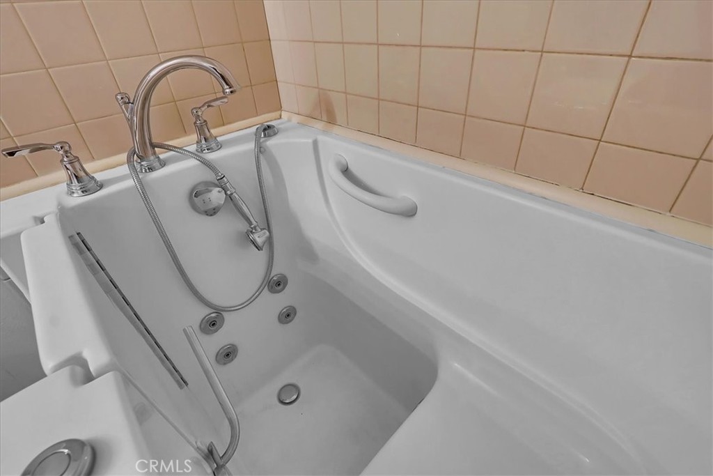 https://media.crmls.org/medias/43766ff7-65e2-4a99-859a-643593e886b5.jpg?preset=X-Large
