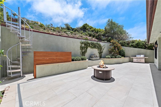 Detail Gallery Image 17 of 64 For 2340 Crestview Dr, Laguna Beach,  CA 92651 - 4 Beds | 5/1 Baths
