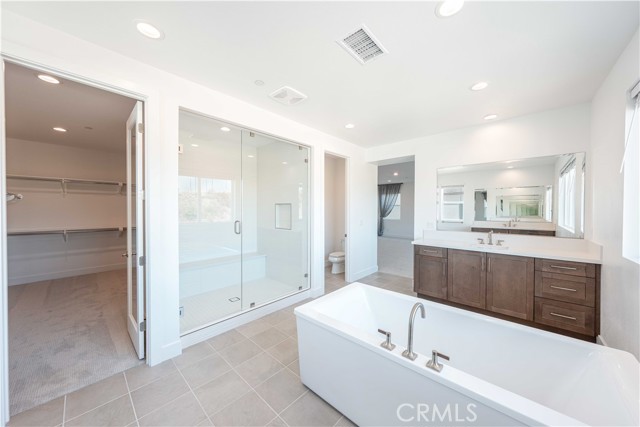 27554 Elderberry Dr, Valencia CA: https://media.crmls.org/medias/437c3ffc-2c99-47b5-b697-756e5424a01d.jpg