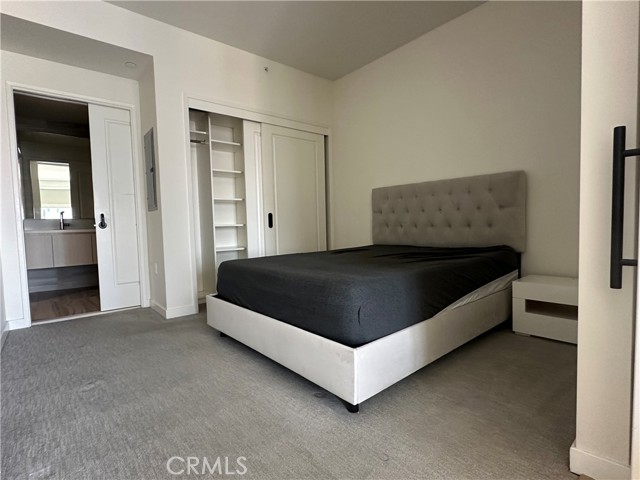 1050 S Grand Avenue, Los Angeles CA: https://media.crmls.org/medias/437c5541-c3b4-4271-b101-4f5ce11a01a7.jpg