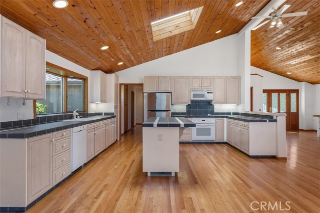 Detail Gallery Image 15 of 49 For 4 Castle Rock Way, Laguna Beach,  CA 92651 - 5 Beds | 4/1 Baths