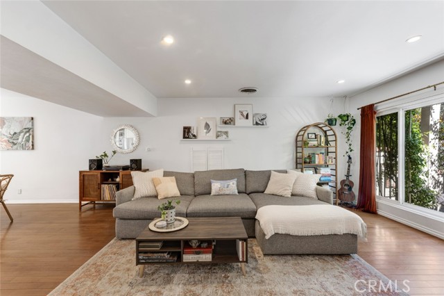 Detail Gallery Image 3 of 27 For 14238 Dickens St #3,  Sherman Oaks,  CA 91423 - 2 Beds | 2 Baths