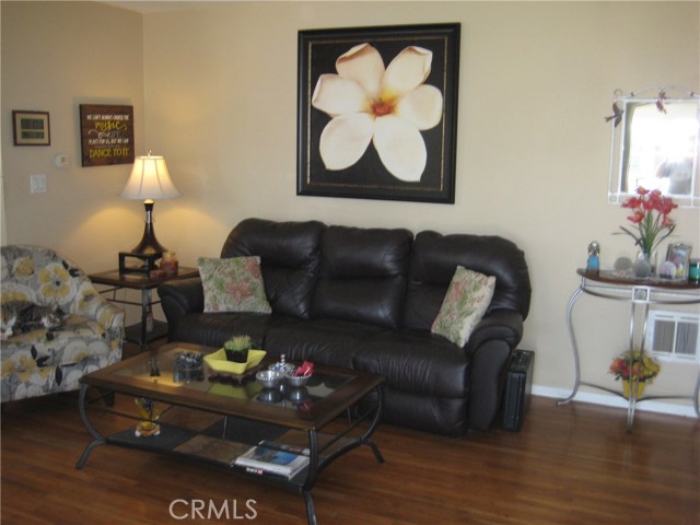 Detail Gallery Image 4 of 27 For 11408 214th, Lakewood,  CA 90715 - 3 Beds | 1/1 Baths