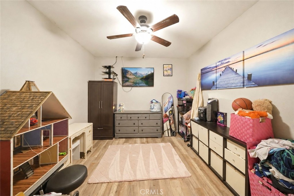 https://media.crmls.org/medias/438a375d-7740-43fd-94dc-525a50b8bc78.jpg?preset=X-Large