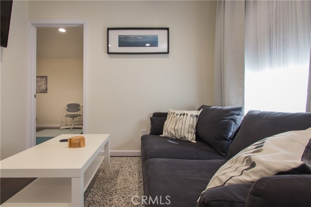 239 W Hillcrest Boulevard, Inglewood CA: https://media.crmls.org/medias/4391f231-e747-47b2-94ad-e1ebedffe246.jpg