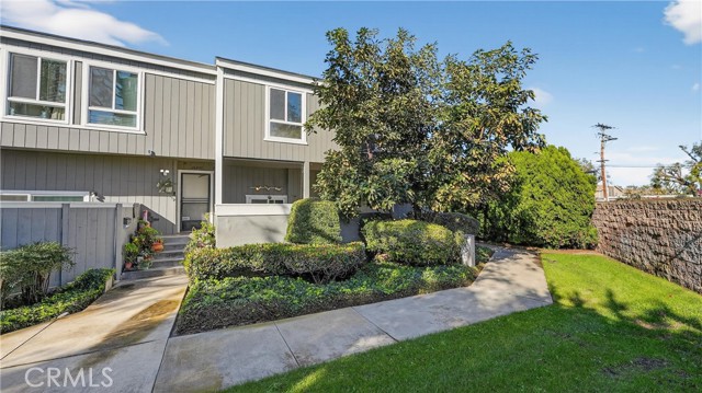 Detail Gallery Image 2 of 38 For 2600 W Segerstrom Ave #D,  Santa Ana,  CA 92704 - 3 Beds | 2/1 Baths