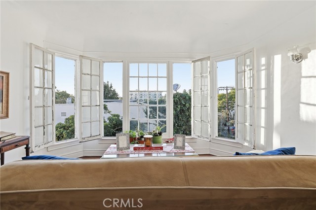 Detail Gallery Image 9 of 26 For 4916 W 12th St, Los Angeles,  CA 90019 - 6 Beds | 4 Baths