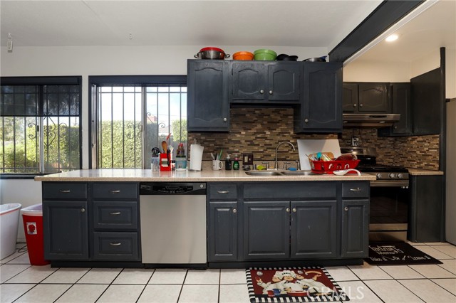 Detail Gallery Image 11 of 35 For 12623 S Slater, Compton,  CA 90222 - 3 Beds | 2/1 Baths