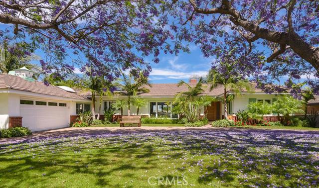 Fantastic curb appeal w/ circular drive