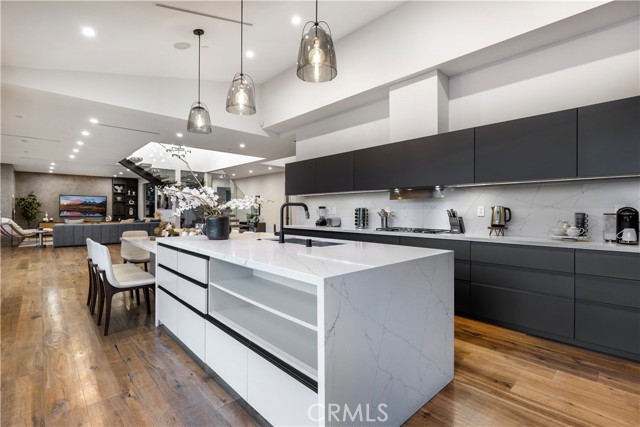 Detail Gallery Image 16 of 47 For 18296 Karen Dr, Tarzana,  CA 91356 - 5 Beds | 6 Baths