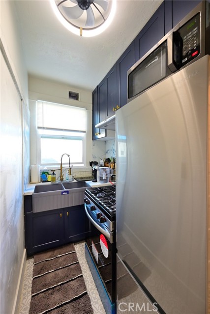 44 48 Navy Street, Venice CA: https://media.crmls.org/medias/439a6bd1-e493-4ff3-8939-88ed2bf10b54.jpg