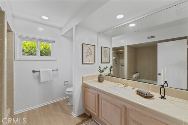 6451 E Shire Way, Long Beach CA: https://media.crmls.org/medias/439b0ddd-6e40-4374-923f-67cf2978880d.jpg