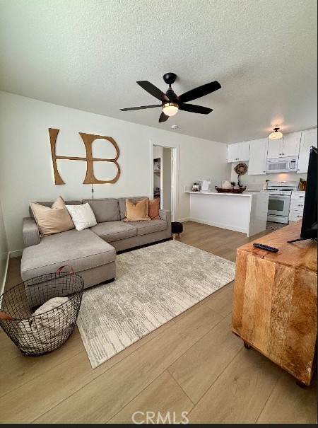 504 12th Street, Huntington Beach CA: https://media.crmls.org/medias/439b555e-b0ae-407e-a83c-ee3906ebfea0.jpg
