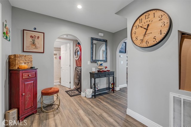 Detail Gallery Image 16 of 56 For 116 N Bonnie Beach Pl, East Los Angeles,  CA 90063 - 6 Beds | 4 Baths