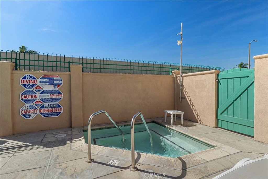 https://media.crmls.org/medias/439bcea4-fd30-41ce-8d70-42593465cd84.jpg?preset=X-Large